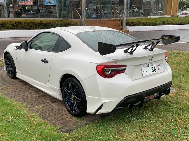 ８６