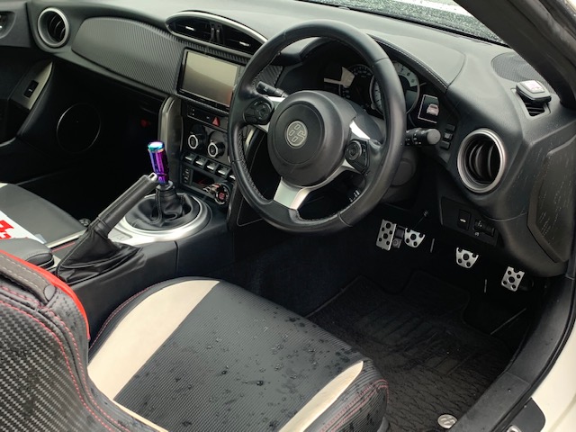 ８６