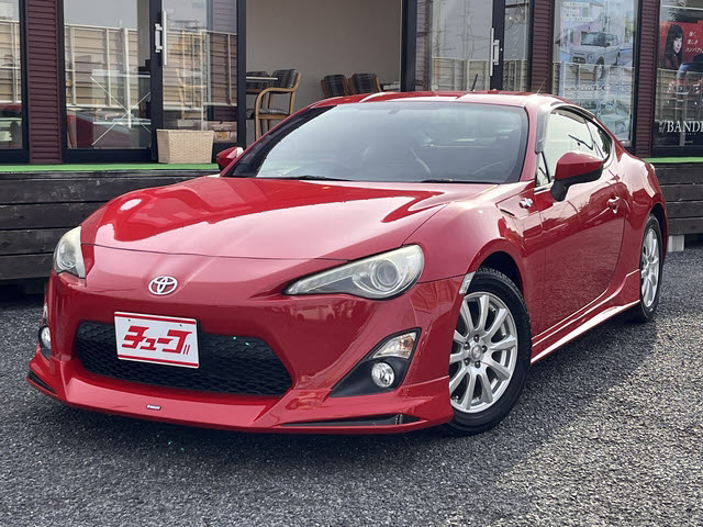 ８６