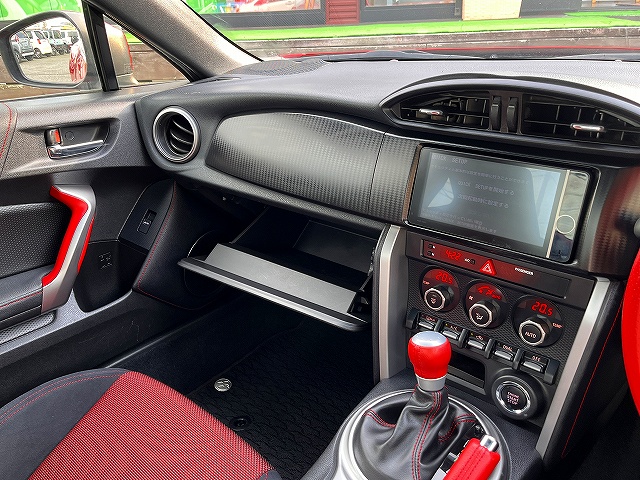 ８６