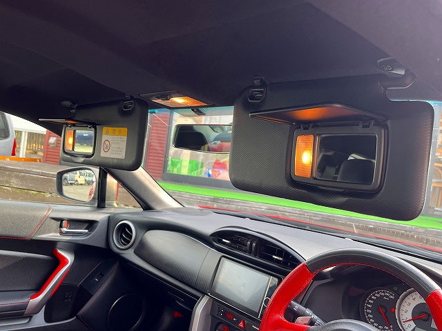 ８６