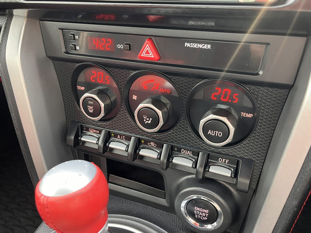 ８６