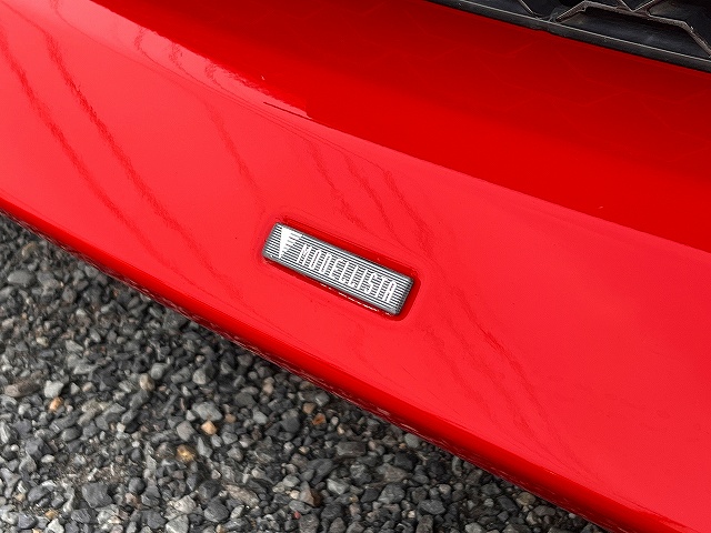 ８６
