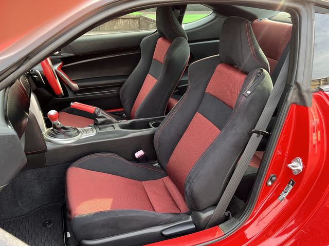 ８６