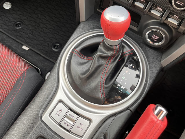 ８６