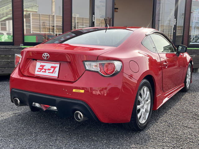 ８６