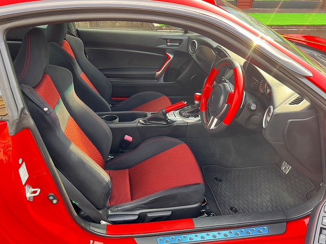 ８６