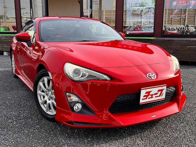 ８６
