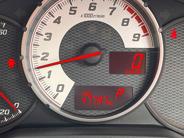 ８６