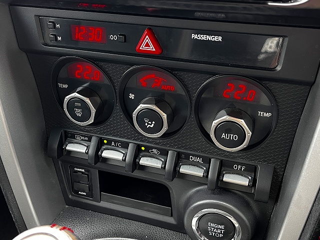 ８６