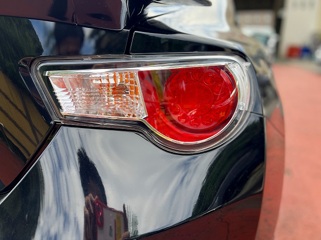 ８６