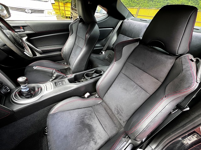 ８６