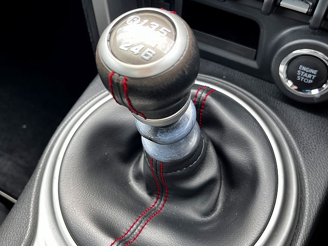 ８６