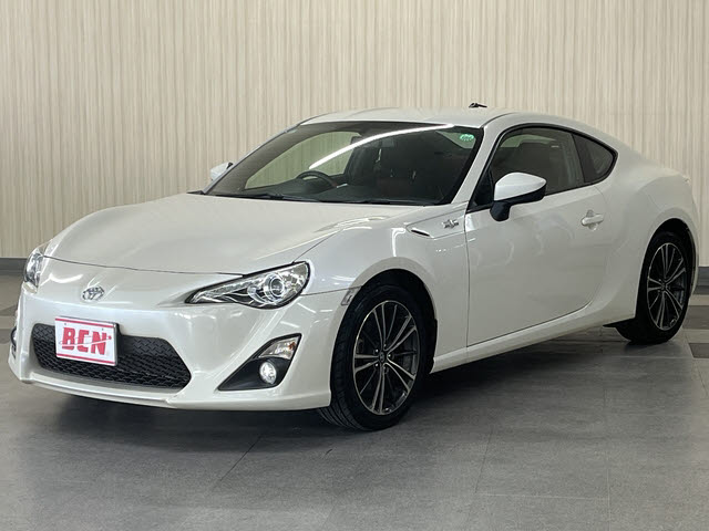 ８６