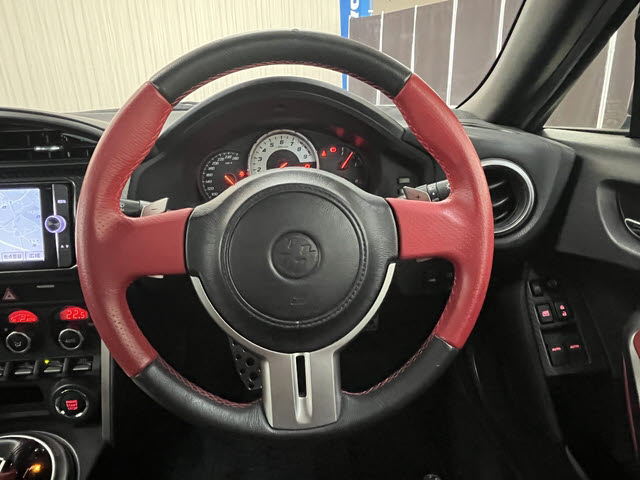 ８６