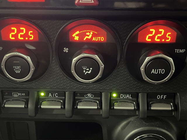 ８６