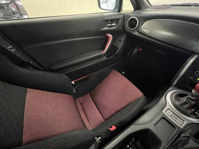 ８６
