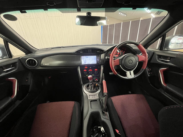 ８６