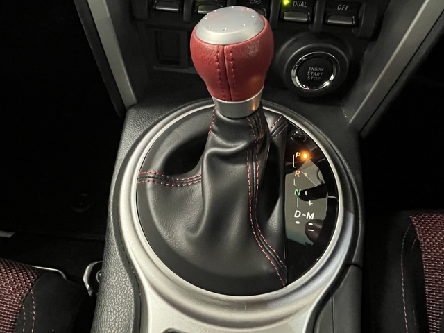 ８６
