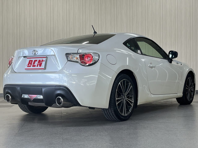 ８６