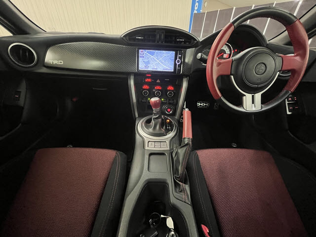 ８６