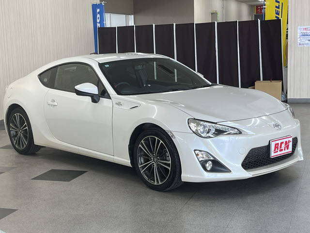 ８６