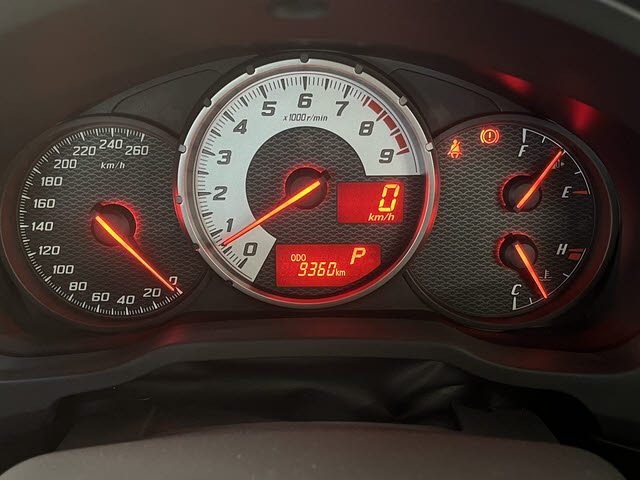 ８６