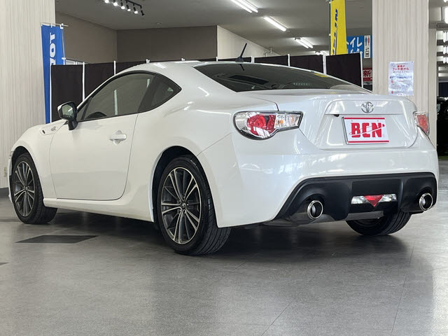 ８６