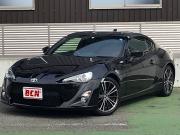 ８６…
