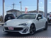 ８６…