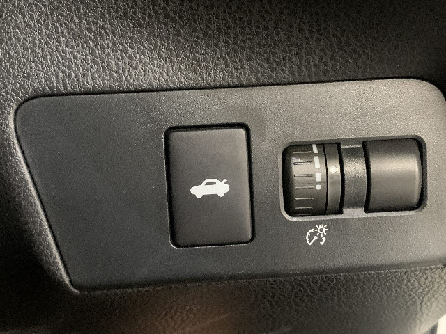 ８６