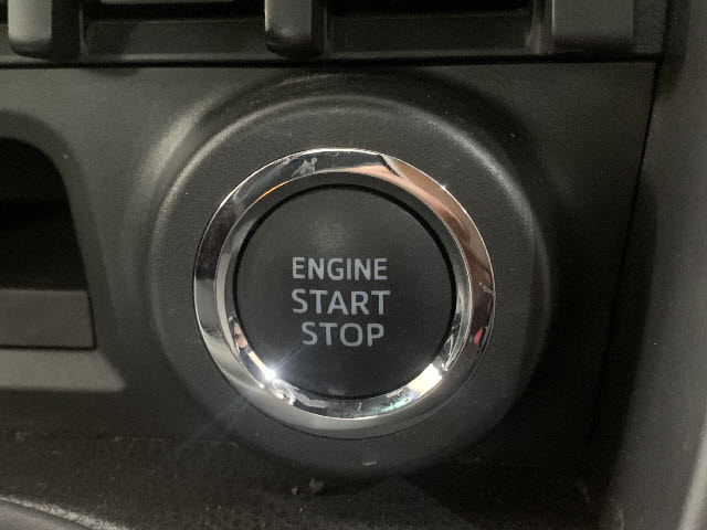 ８６