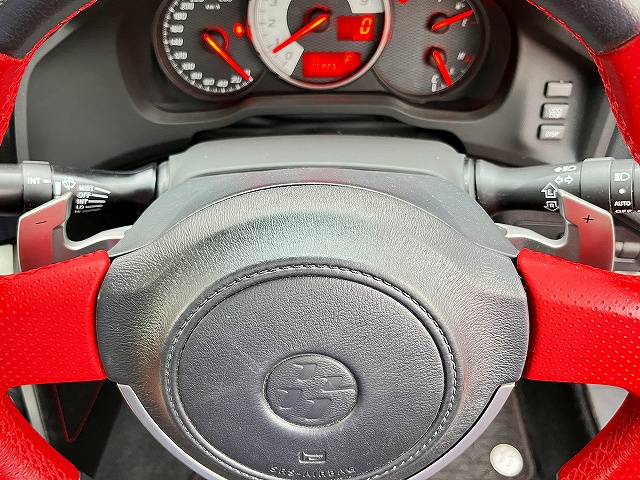 ８６