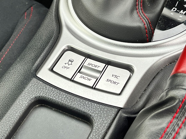 ８６