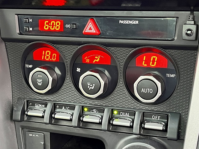 ８６