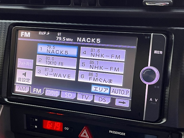 ８６