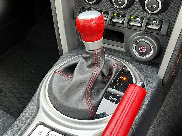 ８６