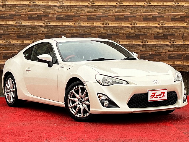 ８６