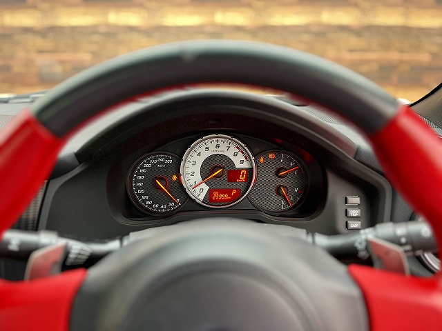 ８６