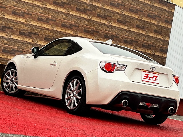 ８６